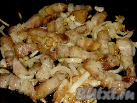 Обжариваем до золотистого цвета, солим по вкусу.

