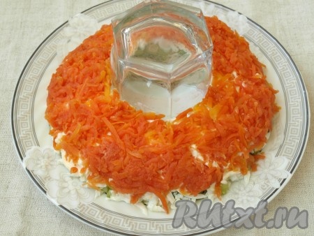 Морковь натереть на тёрке и выложить сверху белков. Снова нанести майонез.