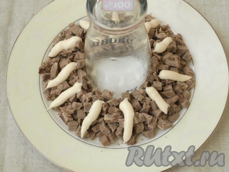 Для приготовления салата "Гранатовый браслет" сварить свеклу, морковь, картофель и яйца. Говядину нарезать кубиками. На плоскую тарелку в центр поставить стакан и выложить вокруг него половину мяса. Смазать майонезом.
