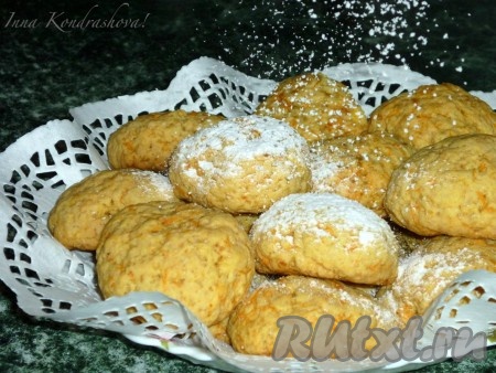 При подаче вкусное и полезное морковное печенье можно посыпать сахарной пудрой.
