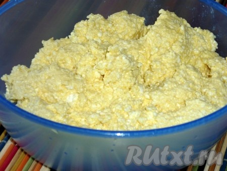 Творог, манную крупу, яйцо и ванильный сахар перемешиваем до однородности и ставим на 2 часа в холодильник.