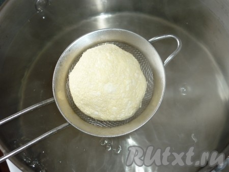 Воду доводим до кипения, опускаем наши ленивые вареники, после всплытия уменьшаем огонь и варим 5-7 минут.