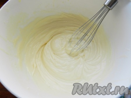 Добавить творог и опару, хорошо перемешать.