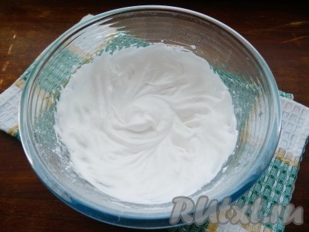 Для приготовления глазури яичный белок взбить с сахарной пудрой и лимонным соком до устойчивых пиков.