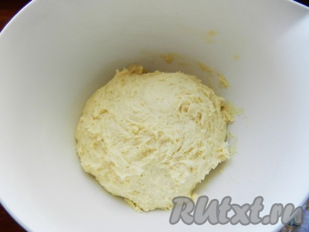 Подсыпая понемногу муку и хорошо вмешивая её, замесить мягкое, липкое тесто. Накрыть миску с тестом полотенцем и убрать для подхода в тёплое место на 1 час (до увеличения в объёме раза в 2).