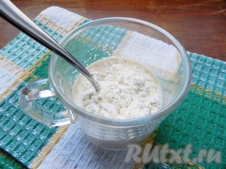 В тёплом молоке (температура молока должна быть примерно 38-40 градусов) растворить 1 чайную ложку сахара и дрожжи. Добавить 1 столовую ложку муки, перемешать, убрать опару в тёплое место на 20-25 минут.