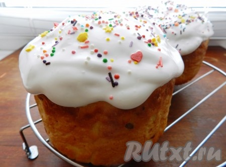 Горячие куличи переложить на решётку, украсить глазурью и посыпать сахарной посыпкой.