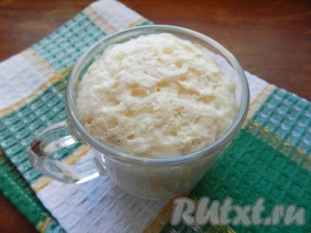 Когда опара хорошо поднимется, можно приступать к замешиванию теста.