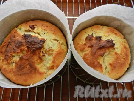 Духовку разогреть до 190 градусов, выпекать творожные куличи в течение 40-45 минут (до готовности). Готовность проверить, проколов кулич длинной сухой деревянной шпажкой, если шпажка после прокалывания выпечки остаётся сухой, значит кулич готов. Время выпечки может быть больше или меньше в зависимости от объёма форм.