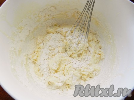 Постепенно начать всыпать муку, каждый раз полностью вмешивая её.