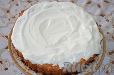 Смазать морковный пирог сверху сметанным кремом.