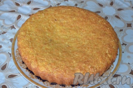 Поставить форму в заранее разогретую до 180 градусов духовку на 35-40 минут. Готовность морковного пирога проверить сухой зубочисткой (просто проколите пирог в центре зубочисткой, если зубочистка останется чистой, на ней будут отсутствовать следы теста, значит пирог готов, доставайте его из духовки). Готовую выпечку остудить и извлечь из формы.