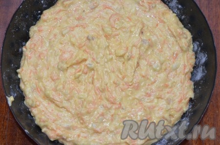 Выложить тесто в смазанную маслом форму (у меня форма диаметром 20 сантиметров).