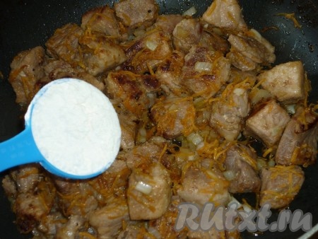 Свинину и овощи посыпаем мукой, перчим, перемешиваем.