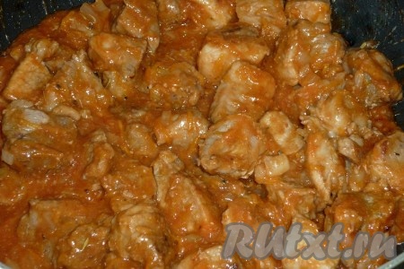 Добавляем в сковороду томатный сок. Свинина должна быть покрыта соком практически полностью, если сока недостаточно, влейте столько воды, чтобы полностью покрыть мясо. Перемешиваем, даём томатному соку закипеть и тушим свинину на небольшом огне под крышкой 1-1,5 часа (до мягкости мяса), иногда перемешивая. В процессе тушения мяса попробовать томатный сок на вкус, если нужно, подсолить, если он кисловат - можно добавить щепотку сахара.