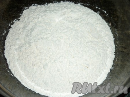 В глубокую миску просеиваем муку.