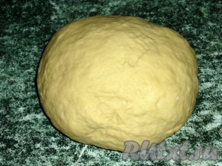 В просеянную муку вливаем жидкие ингредиенты и замешиваем тесто, не липнущее к поверхности и рукам. Заворачиваем тесто в пищевую плёнку (или накрываем, например, миской) и оставляем на 15-20 минут при комнатной температуре.