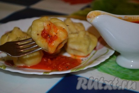 Очень вкусные хинкали с сочной начинкой из баранины подаём к столу с аджикой или вашим любимым соусом.