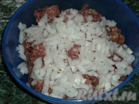 Для приготовления начинки для хинкали пропускаем баранину через мясорубку. К полученному фаршу добавляем очищенный и мелко нарезанный лук, перчим, солим, тщательно перемешиваем и начинка готова.