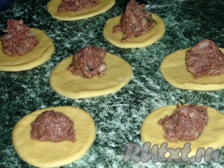 В центр каждого кружка кладём часть начинки из баранины и лука.