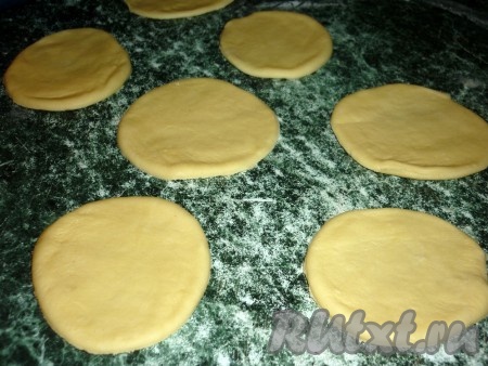 Тесто делим на несколько частей. Каждую часть теста на присыпанной мукой поверхности раскатываем достаточно тонко (примерно, как на пельмени) и вырезаем кружки.