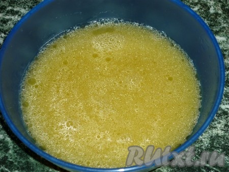 Вначале замесим тесто, для этого в миске соединяем воду, растительное масло, яйцо и соль, перемешиваем жидкие ингредиенты.