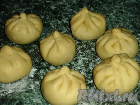 Тщательно защипываем края теста над начинкой узелком, собирая концы теста в маленькие складочки. Горлышко узелка должно быть очень тщательно слеплено, чтобы весь мясной сок в процессе варки оставался в хинкали.