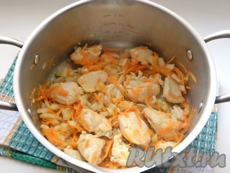 Куриное филе нарезать небольшими кусочками и обжарить на растительном масле, пока все кусочки не побелеют, но не зажарятся. Добавить порезанный лук и натертую на терке морковь, обжарить все вместе до прозрачности овощей. Влить немного воды и готовить 15-20 минут.