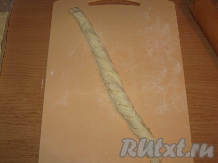 Затем взять за один конец и закрутить рулетиком.