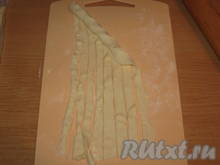 Затем взять за один конец и закрутить рулетиком.