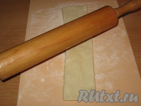 Слоеное тесто разморозить и разрезать на широкие полосы, примерно по 4 см (у меня 7), каждую полосу слегка раскатать в длину и ширину.
