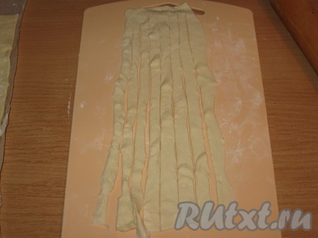 Прорезать на тонкие полоски, с одной стороны не дорезая до конца.
