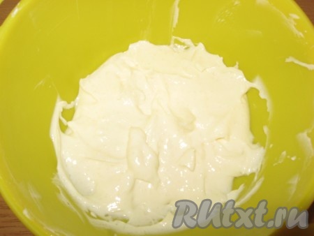 Творог (если крупинчатый, то лучше протереть через сито), сахар, желток, крахмал соединить и перемешать или пробить блендером до однородной массы.
