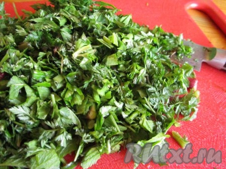 Хорошо промываем зелень, выбираем соринки и мелко-мелко режем.