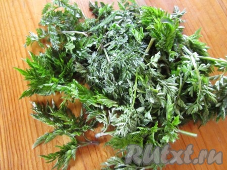 Кервель (купырь лесной).&nbsp;Растет на пустырях и лужайках. По вкусу и использованию аналогичен сныти.