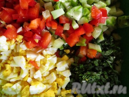 Измельчаем перец, огурец и яйца. Прибавляем к нарезанным травам.