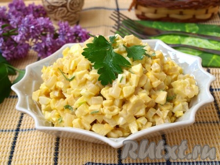Салат из кальмаров с яйцом и яблоком
