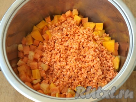 Затем добавить в кастрюлю промытую красную чечевицу.