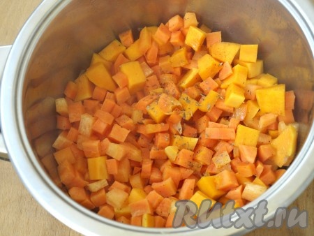 Лук очистить и нарезать достаточно мелко. В кастрюле с толстым дном разогреть оливковое масло и обжарить в нём лук, помешивая, в течение 3 минут на среднем огне. Добавить в кастрюлю тыкву и морковь, посыпать тимьяном и обжаривать в течение 15 минут, периодически помешивая. Зажаривать овощи не следует.