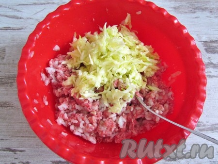 Добавьте к фаршу цукини. Посолите и поперчите по вкусу. Хорошо перемешайте.