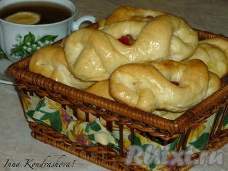 Булочки с изюмом и цукатами