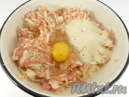Добавить яйцо, манную крупу, посолить и поперчить.