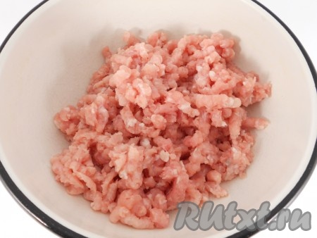 Свинину перекрутить на мясорубке вместе с луком.