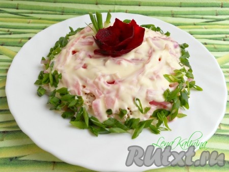 Слоёный салат с курицей и маринованным луком