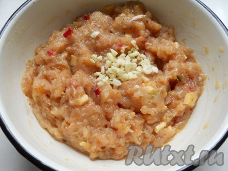 Тщательно фарш перемешать. Чеснок мелко нарезать, добавить в фарш и снова хорошенько перемешать.