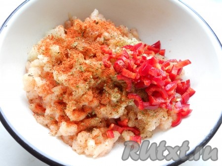 Лук и чеснок очистить. Из болгарского перца убрать семена. Мясо (у меня - куриное филе, но можно взять и, например, свинину или индейку) промыть, обсушить, пропустить через мясорубку вместе с луком, посолить, приправить специями (в качестве специй я добавила смесь перцев, 1 чайную ложку хмели-сунели и 1 чайную ложку паприки), по желанию, можно добавить болгарский перец, нарезанный тонкой соломкой, перемешать.