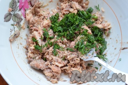 Рыбу из консервов отделить от костей, размять вилкой. Можно добавить немного жидкости из банки. Зелень измельчить. Сложить в миску.
