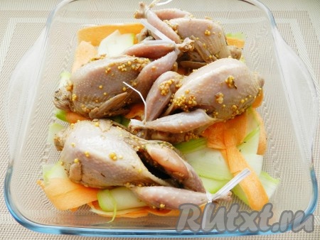 В форму для выпечки выложить морковь и кабачок, полить оставшимся маслом и лимонным соком, перемешать. Сверху выложить перепелов и поставить в разогретую до 180 градусов духовку на 20 минут. Затем увеличить температуру до 200 градусов и включить гриль, готовить еще 10 минут.