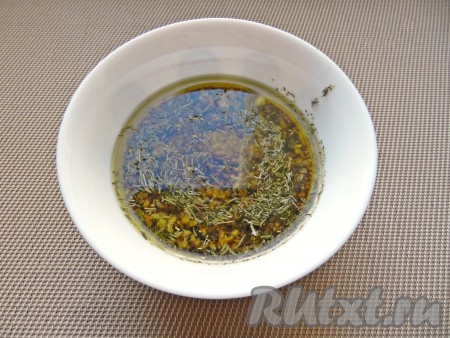 Смешать 3 столовые ложки оливкового масла, 2 столовые ложки лимонного сока, горчицу, соевый соус, добавить тимьян и чеснок, пропущенный через пресс. Перемешать до однородности.