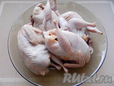 Перепелов вымыть, обсушить бумажными полотенцами.